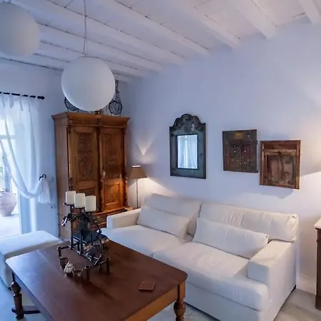 בית נופש Polly's Maisonette *